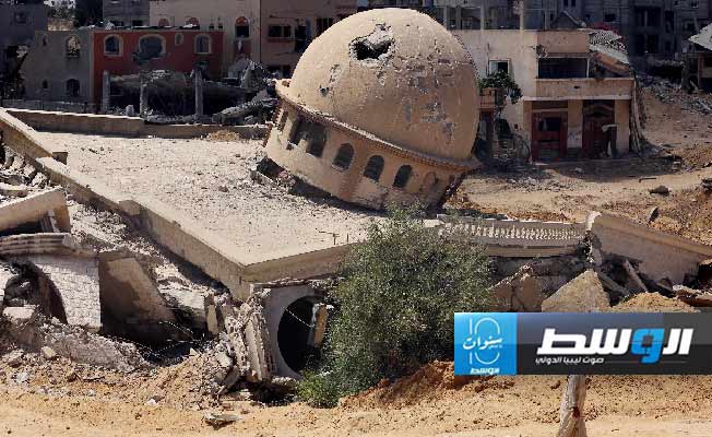 آثار التدمير في أحد المساجد جراء غارة عدوانية إسرائيلية على غزة، 7 أكتوبر 2024. (وفا)
