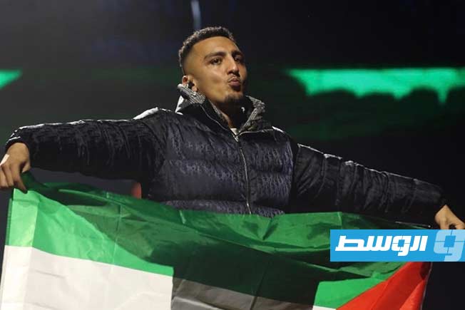 مغني الراب الإسباني مراد بالعلم الفلسطيني في قاعة «بالاو سانت جوردي» في مدينة برشلونة، خلال فعالية «كونسيرت-مانيفستو من أجل فلسطين»، في 29 يناير 2026. (جينيسيس بوب)