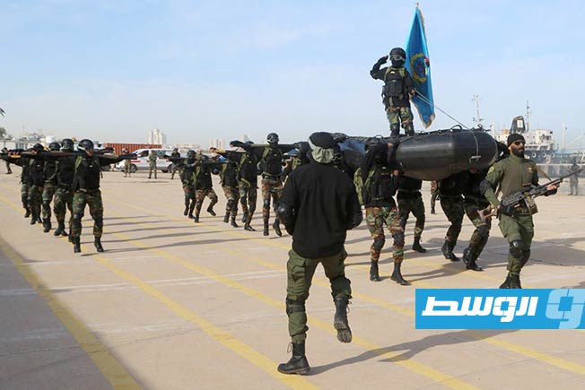 جانب من محاكاة لعملية تفتيش بحرية خلال حفل تخريج دفعتين بالقوات الخاصة البحرية في قاعدة طرابلس، الخميس 13 فبراير 2025 (رئاسة الأركان العامة)