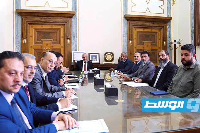 اجتماع عيسى والمبروك ومديري الإدارات بوزارة المالية والمصرف المركزي، الأحد 27 يوليو 2025. (مصرف ليبيا المركزي)
