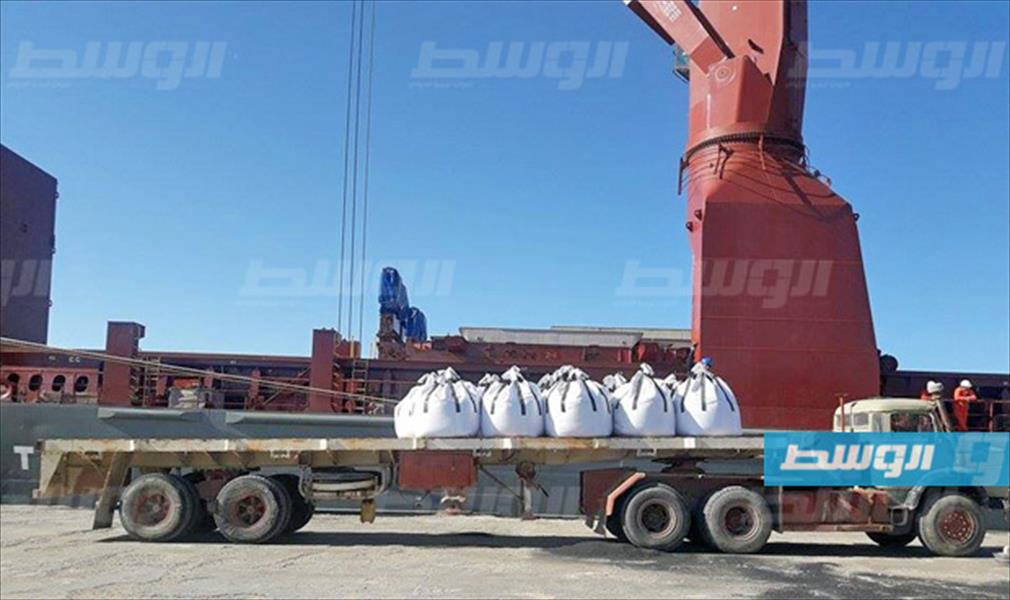 وصول سيارات مستعملة ومستلزمات للشركات النفطية إلى ميناء البريقة