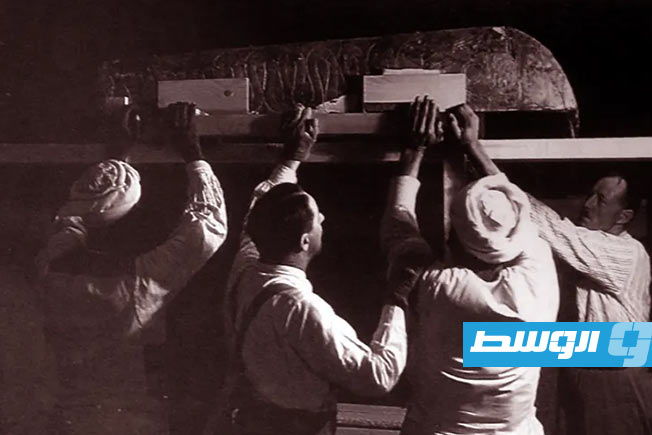 صورة من اكتشاف مقبرة توت عنخ آمون في وادي الملوك في العام 1922. (ذا صن)