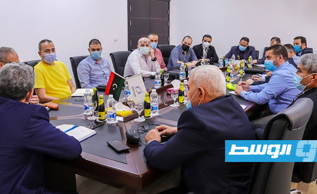 وفد من وزارة الطيران المدني المصري خلال جولة في مطار معيتيقة، 30 مايو 2021. (مصلحة المطارات)