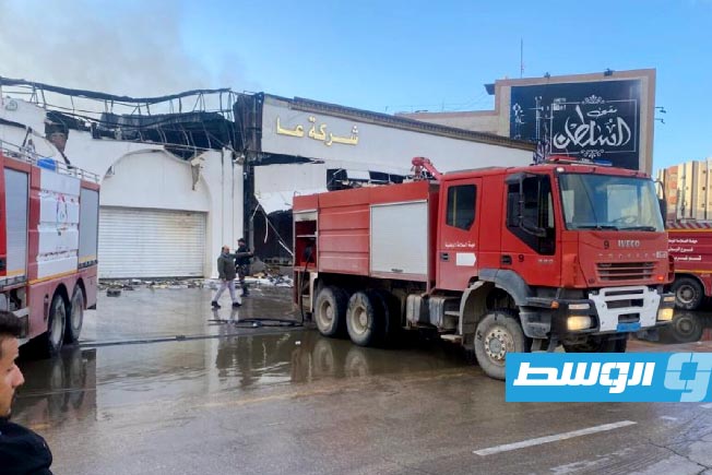 فرع هيئة السلامة الوطنية بالمنطقة الوسطى يسيطر على حريق داخل شركة «عالم الموكيت»، الإثنين 8 ديسمبر 2025. (هيئة السلامة الوطنية)