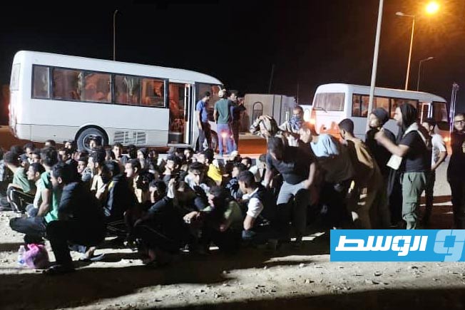 مصريون قبل ترحيلهم من منفذ امساعد البري إلى بلادهم (جهاز مكافحة الهجرة غير الشرعية - فرع البطنان)
