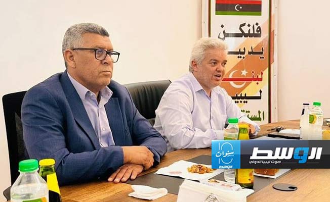 اجتماع المدير العام لهيئة الإشراف على التأمين مع المسؤولين في بلدية وازن، الإثنين 5 أغسطس 2024. (وزارة الاقتصاد والتجارة)
