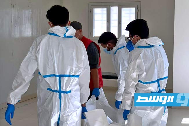 فريق الانتشال أثناء نقل الجثة من سواحل صبراتة، الأحد 2 نوفمبر 2025. (جمعية الهلال الأحمر فرع صبراتة)