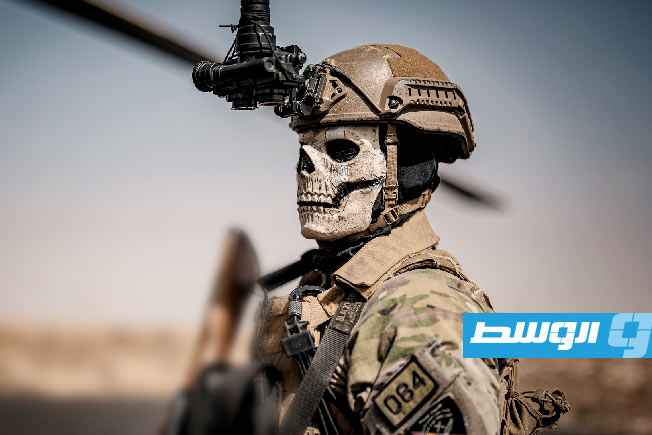 أحد عناصر من «اللواء 106 قوات خاصة» التابع لـ«القيادة العامة» مشاركون في تمرين «فلينتلوك 2026»، 14 أبريل 2026. (شعبة الإعلام الحربي)