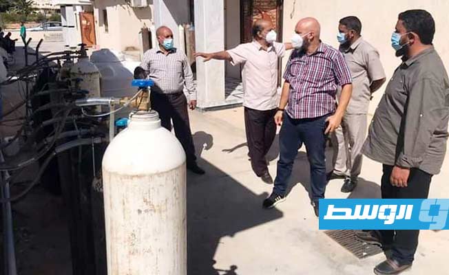 لجنة وزارة الصحة أثناء متابعة سير العمل والوقوف على احتياجات مركز العزل في سرت. (الإنترنت)