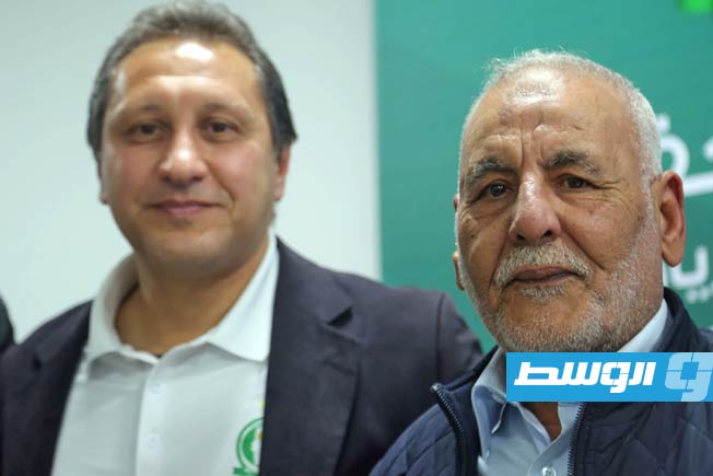 مدير الكرة بالأهلي طرابلس هادي خشبة مع مراسل بوابة الوسط على هامش المؤتمر الصحفي (تصوير - طلال ابو ستة وفاتح بليحه)