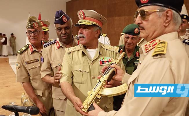 حفتر يكرم رئيسُ أركان القيادة العامة عبد الرازق الناظوري خلال لقائه قيادات عسكرية وأمنية في حفل معايدة نشر اليوم الإثنين 3 يوليو 2023 (لقطة مثبتة من الفيديو)