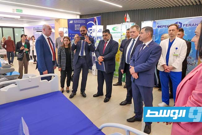 جانب من زيارة وزير الصحة في الحكومة المكلفة من مجلس النواب، عثمان عبدالجليل، معرض للمعدات الطبية وسيارات الإسعاف في مينسك، 1 يوليو 2025. (وكالة بيلتا البيلاروسية)