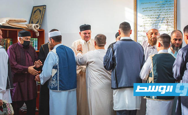الدبيبة خلال أداء صلاة عيد الفطر بمسجد الغلبان في مصراتة. (المكتب الإعلامي لرئيس حكومة الوحدة الوطنية)