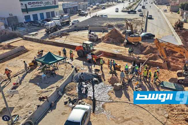أعمال تركيب خط تصريف مياه الأمطار في تحويرة البيفي بطرابلس، 25 أكتوبر 2025 (جهاز تنفيذ مشروعات الإسكان)