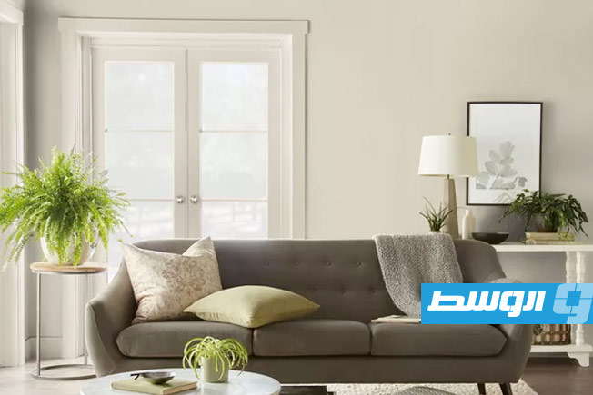 درجة الأبيض المائل إلى الأصفر الكريمي مناسب لتصميم غرفة معيشة هادئة. (موقع ريل سيمبل)