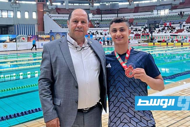 السباح عبدالرحيم الشبلي يتوج بالميدالية البرونزية في بطولة العرب للألعاب المائية بالمغرب، 28 أغسطس 2025. (الاتحاد الليبي للسباحة)
