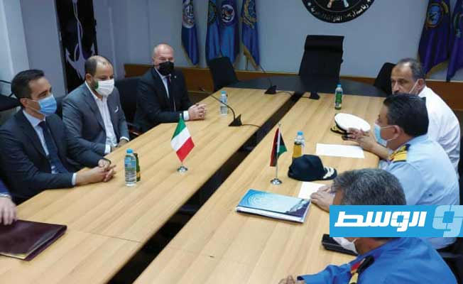 لقاء ليبي إيطالي على هامش تسليم المسلتزمات البحرية الإيطالية إلى حرس السواحل، 23 مايو 2021. (القوات البحرية الليبية)