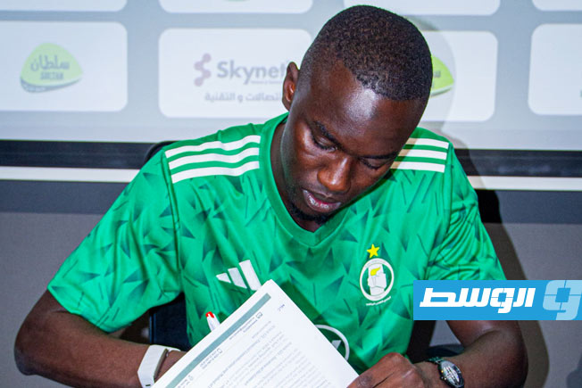 اللاعب السنغالي مامادو كمارا خلال توقيع عقد انضمامه لنادي الأهلي طرابلس الأحد 22 فبراير 2026 (صفحة الأهلي طرابلس على فيسبوك)