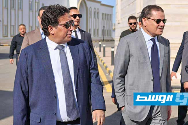 رئيس المجلس الرئاسي محمد المنفي ورئيس حكومة الوحدة الوطنية الموقتة عبد الحميد الدبيبة خلال جولة تفقدية بمحيط قصور الضيافة في منطقة أبوسليم، الأربعاء 25 يونيو 2025 (المكتب الإعلامي للمنفي)