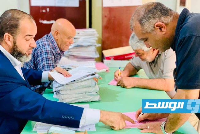 مدرسون يشرفون على أحد امتحانات شهادة التعليم الأساسي، 25 مايو 2025 (وزارة التعليم في حكومة الدبيبة)