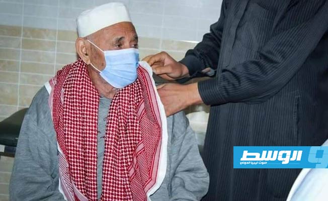 أحد الموطنين أثناء تلقيه اللقاح المضاد لفيروس كورونا بمركز الجملة الصحي في بني وليد. (الإنترنت)