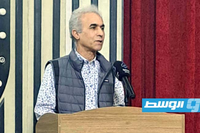 د. مصطفي الفيتوري أثناء مداخلته عقب محاضرة أوجه التقاطع بين الأدب والقانون للدكتور الكوني عبودة بالقبة الفلكية في 18 نوفمبر 2025. (بوابة الوسط)