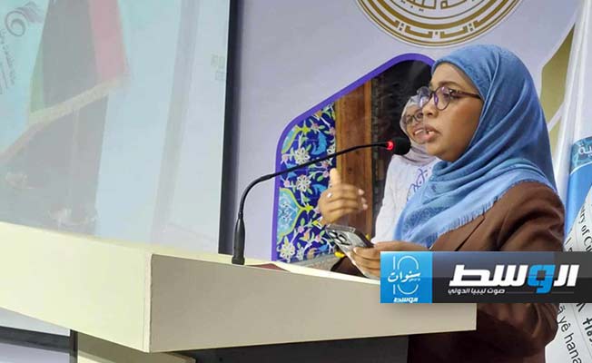 الشاعرة فاطمة عموم تلقي قصيدة لمناسبة تكريمها، 9 يوليو 2024. (وزارة الثقافة)