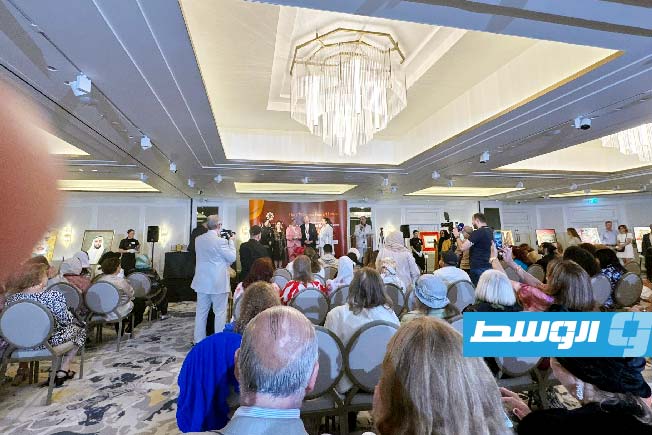 جمهور من المعرض فى لندن (فيسبوك)