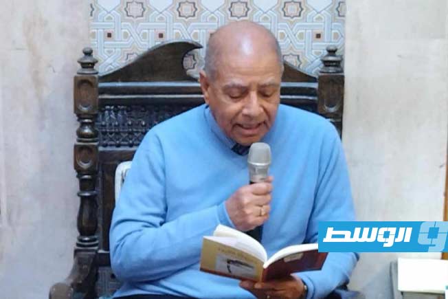 من حفل توقيع الديوان الأول لأستاذ ورئيس قسم العلوم السياسية بجامعة نيوإنغلاند الأميركية الدكتور علي عبداللطيف حميده في طرابلس، 26 فبراير 2025. (بوابة الوسط)