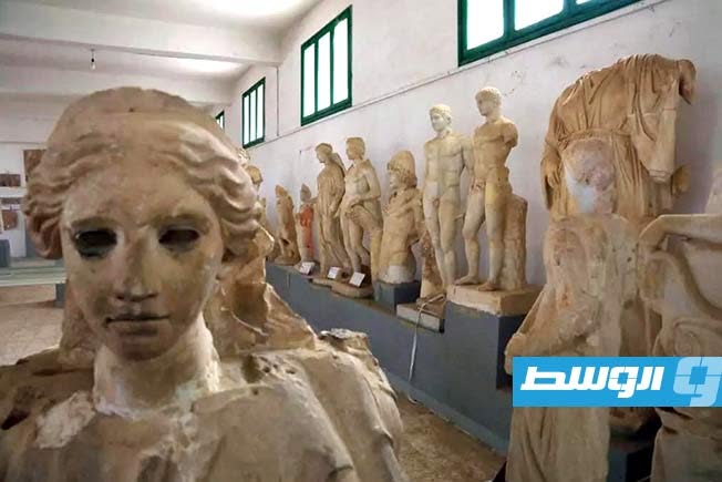 تماثيل محفوظة من الموقع الأثري في قورينا بالقرب من مدينة شحات التاريخية القديمة على الساحل المتوسطي الشمالي الشرقي لليبيا في 17 مايو 2026. (أ ف ب)