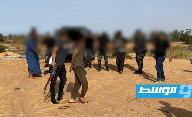 سيارات الشرطة أثناء القبض على المتعدين على أرض غابات أولاد احسين بمنطقة الثمانين. (وزارة الداخلية)