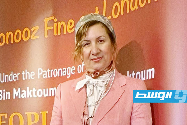 الفنانة الليبية ايمان الفزاني في معرض بمدينة لندن (فيسبوك)