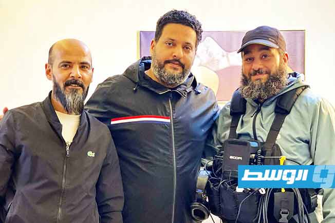 الصحفي علي خويلد يزور كواليس تصوير مسلسل «الخط الأحمر» (فيسبوك)