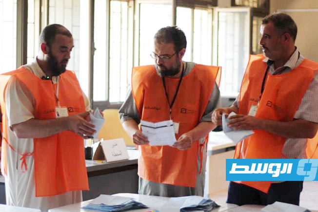جانب من عملية فرز وعد الأصوات في المجموعة الثانية من الانتخابات البلدية، السبت 16 أغسطس 2025 (المفوضية الوطنية للانتخابات)