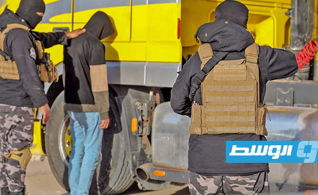 الشاحنات والمتهمين الموقوفين أثناء محاولة تهريب الوقود في مصراتة. (إدارة المهام الخاصة)