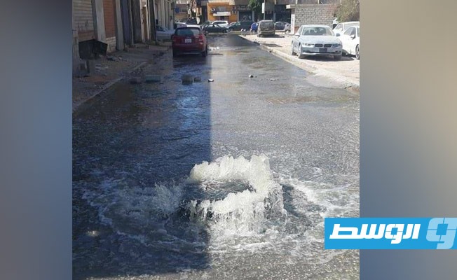 مياه الصرف الصحي تغرق الطريق الدائري الأول في بنغازي