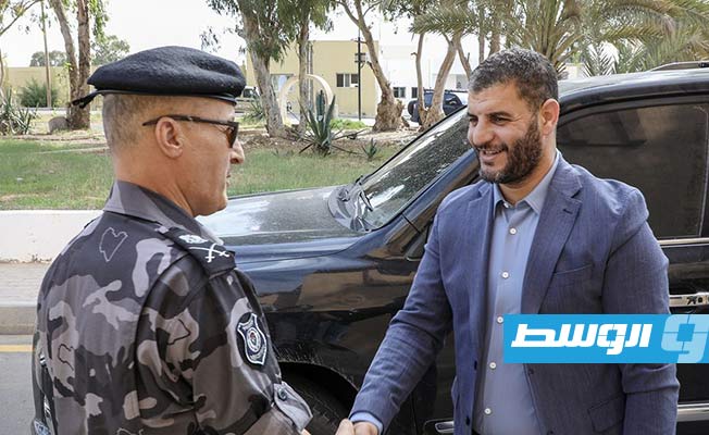 الطرابلسي أثناء تفقده غرفة تأمين الانتخابات البلدية، 16 نوفمبر 2024 (وزارة الداخلية)