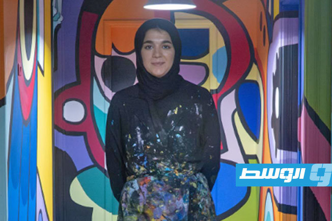 الفنانة الليبية «ملاك العبار» تنجز جدارية فنية على الحوائط والسقف (فيسبوك)