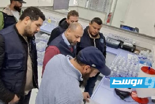 فريق التفتيش بوزارة البيئة يفتش على مصنع دجلة لمياه الشرب في تاجوراء، أول ديسمبر 2025 (الوزارة)