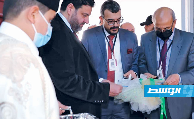 جانب من تفقد رئيس اللجنة المركزية لانتخابات المجالس المحلية سالم بن تاهية لجان الاقتراع في سوق الجمعة، 3 أبريل 2021 (اللجنة)