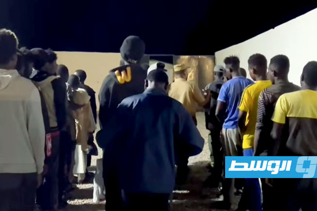 مهاجرون جرى توقيفهم في التمركزات الأمنية بمنطقة الشويرف. (فيديو نشرته رئاسة جهاز مكافحة الهجرة غير الشرعية التابع للحكومة المكلفة من مجلس النواب عبر صفحتها على «فيسبوك»، الأحد 27 يوليو 2025)