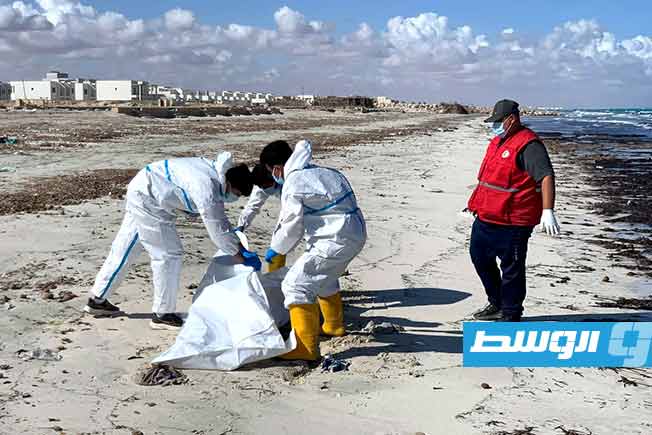 فريق الانتشال أثناء نقل الجثة من سواحل صبراتة، الأحد 2 نوفمبر 2025. (جمعية الهلال الأحمر فرع صبراتة)
