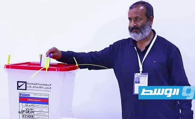 ناخب يدلي بصوت في الانتخابات البلدية بزمزم، 16 نوفمبر 2024 (الإنترنت)