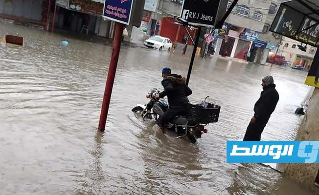 عالقون في المنازل والشوارع عقب سقوط الأمطار الغزيرة في قطاع غزة. (الإنترنت)