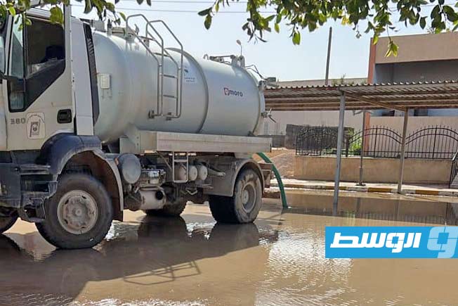 شفط مياه الأمطار بمعهد المهن الشاملة بترهونة، 8 مارس 2025. (شركة المياه والصرف الصحي)