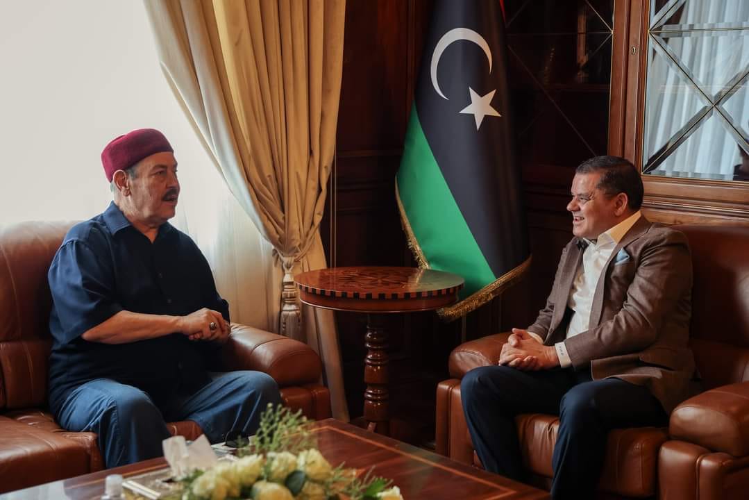 رئيس حكومة الوحدة الوطنية الموقتة عبدالحميد الدبيبة خلال استقباله الفنان التونسي لطفي بوشناق 5 سبتمبر 2023 (فيسبوك)