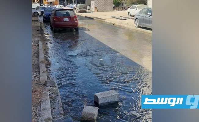 مياه الصرف الصحي تغرق الطريق الدائري الأول في بنغازي