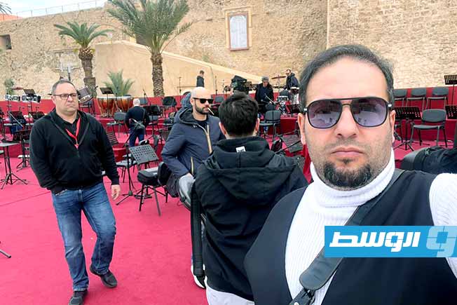 الفنان الليبي على عاشور المشارك في الاحتفالية ضمن الفرقة الايطالية (فيسبوك)