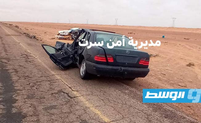 سيارة مهشمة موقع حادث الاصطدام المروري بين مركبتين جنوب مدينة سرت. (مديرية أمن سرت)