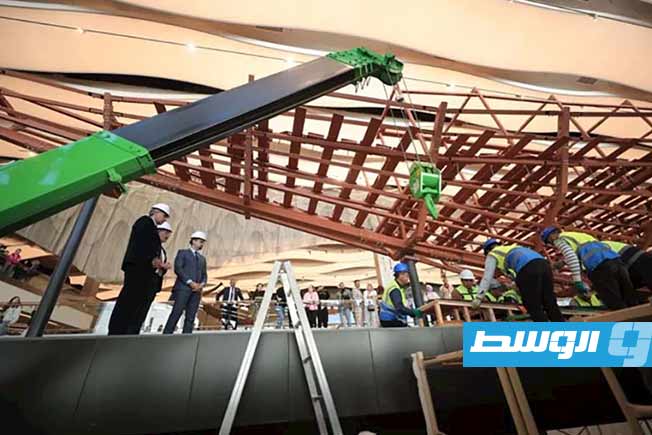 موظفو المتحف المصري الكبير خلال تركيب ألواح خشبية أثرية من المركب الثانية للملك خوفو على هيكل معدني، في 23 ديسمبر 2025 . (اليوم السابع)
